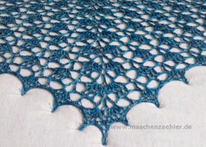 Spitze des Elise Shawls während des Spannens